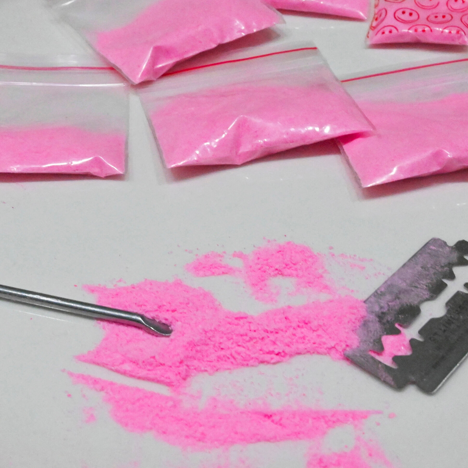 Pink powder prepared with a razor blade